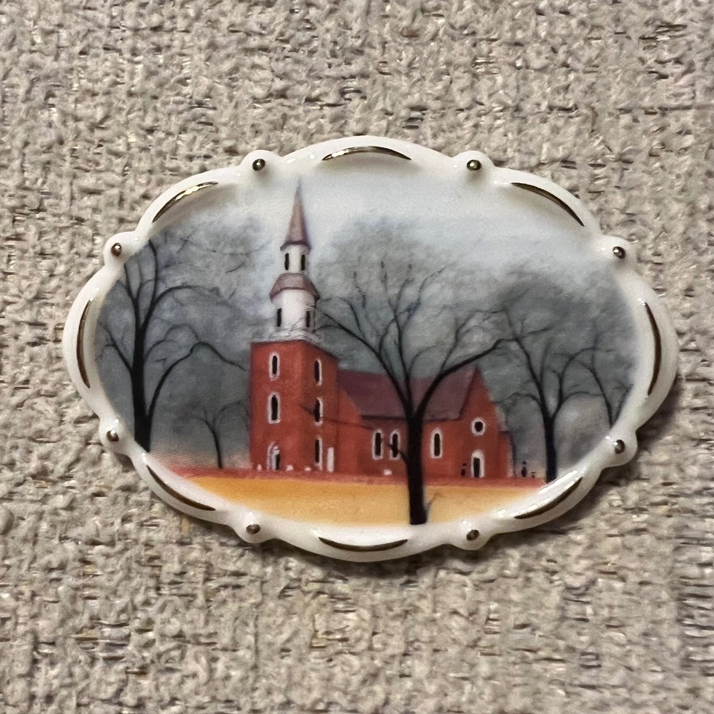 P Buckley Moss Society 2004 Bruton Parish Church Porcelain Brooch Pendant 6888